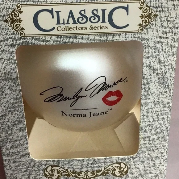 MARILYN MONROE CLASSIC COLLECTORS SERIES GLASS ORNAMENT - Picture 5 of 10